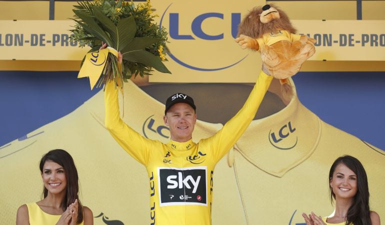 Chris Froome posa con el maillot amarillo al termino de una etapa