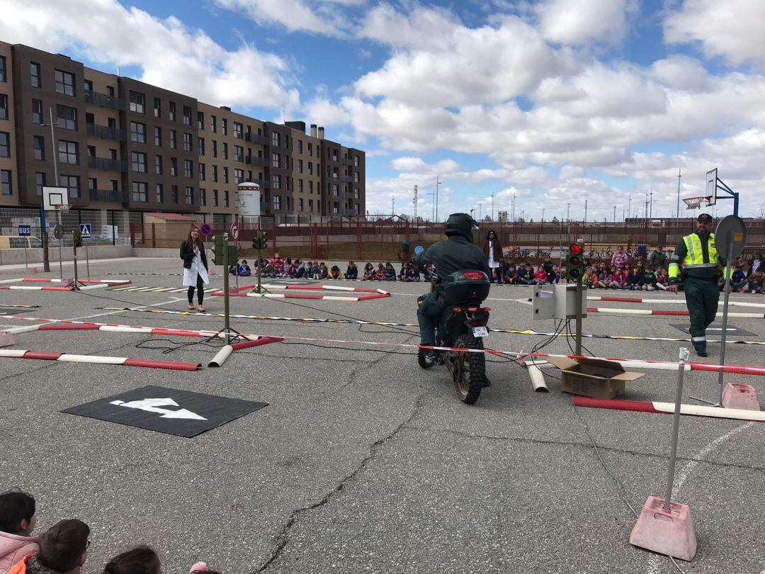 El patio del colegio sirvió como circuito para la exhibición de los agentes