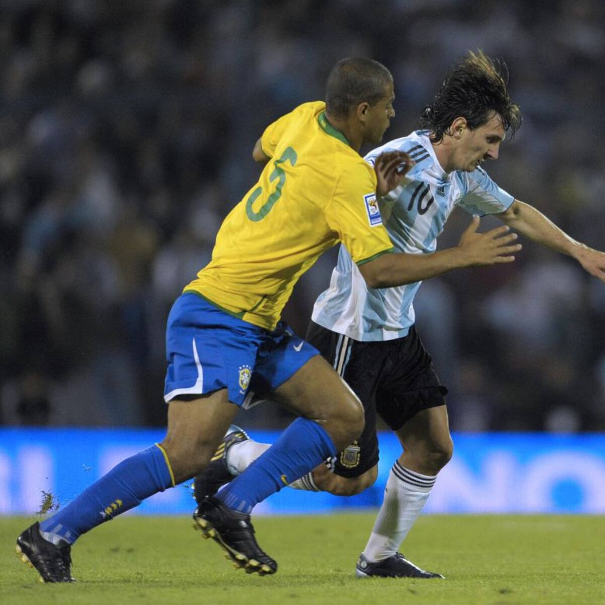 "Tenemos que pegarle patadas una vez cada uno": la 'táctica' de Brasil para parar a Messi