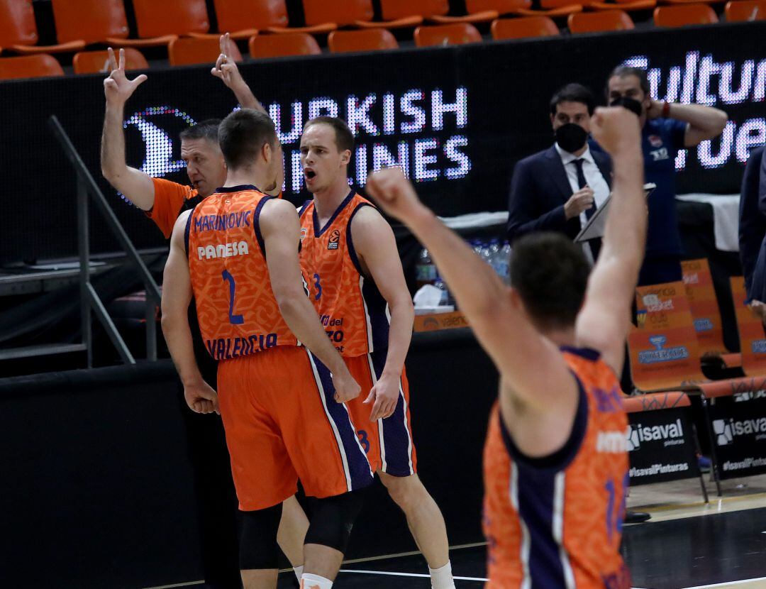 El Valencia Basket celebra una canasta.