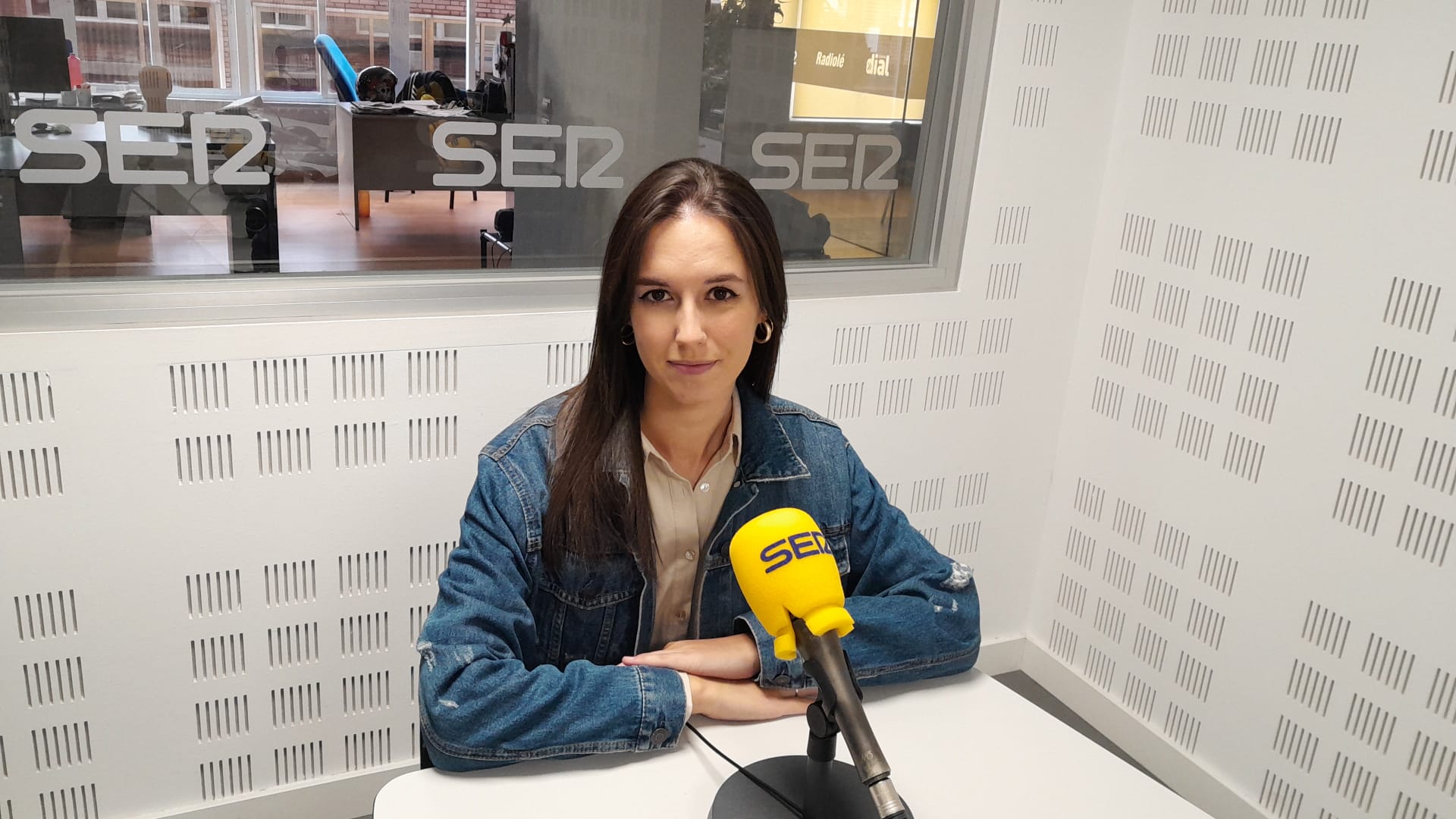 Coral Rodríguez, en los estudios  de SER Puertollano