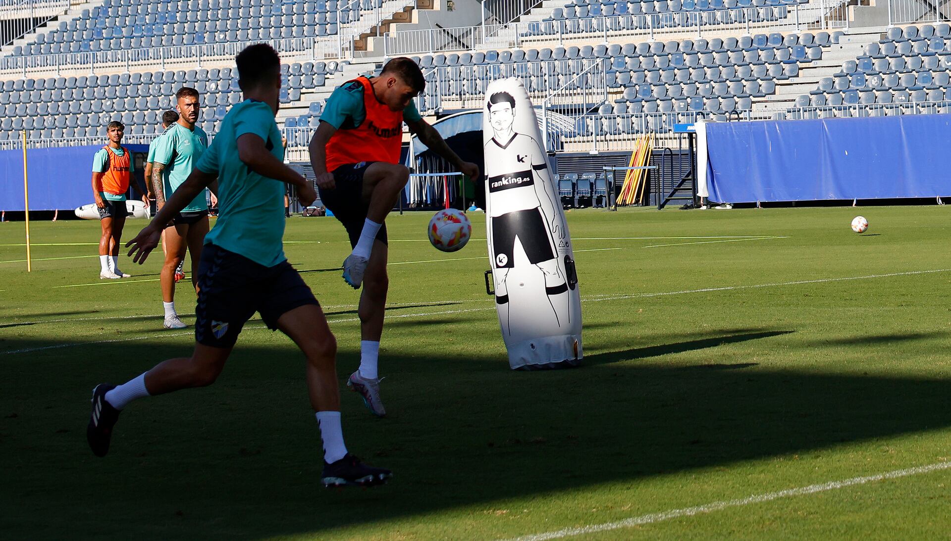 El Málaga realizó el entrenamiento de este miércoles en La Rosaleda previo al segundo amistoso de este jueves ante el Almería