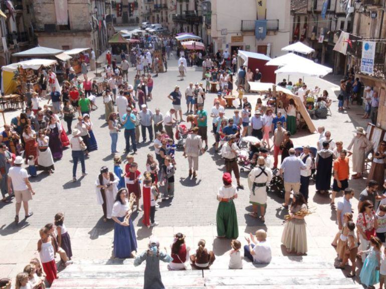 Vecinos y visitantes disfrutan de una edición anterior de la Fiesta de los Fueros en Sepúlveda