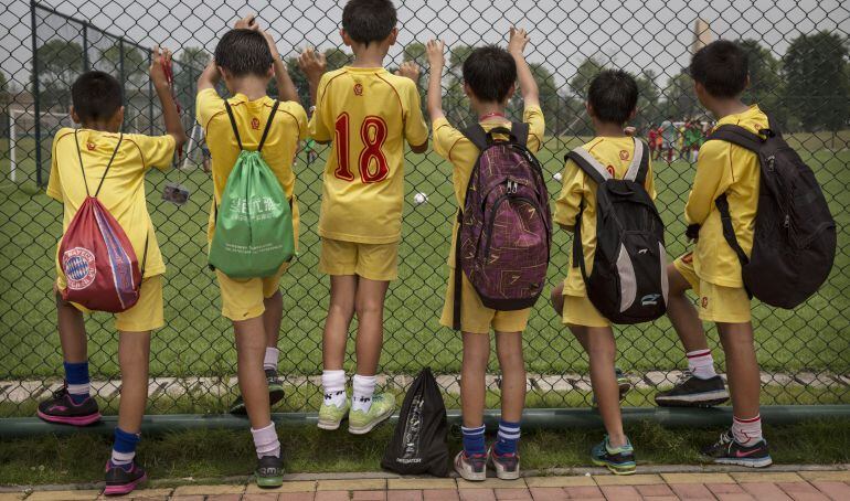 Un grupo de niños futbolistas.