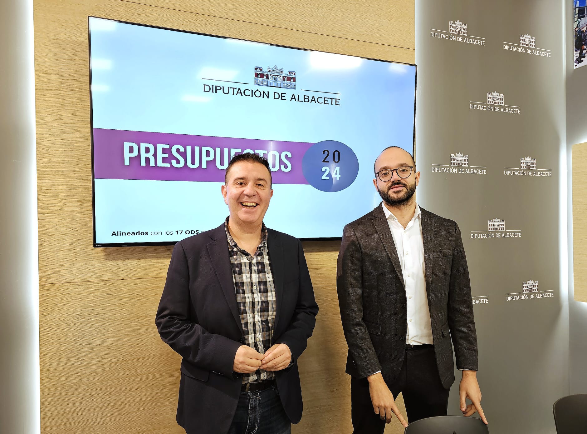 Santiago Cabañero y Fran Valera, durante la presentación de presupuestos 2024 de la Diputación de Albacete