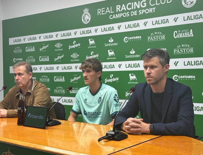 Pablo Rodríguez junto a Roberto González, director de comunicación y Mikel Martija, director deportivo del Racing de Santander