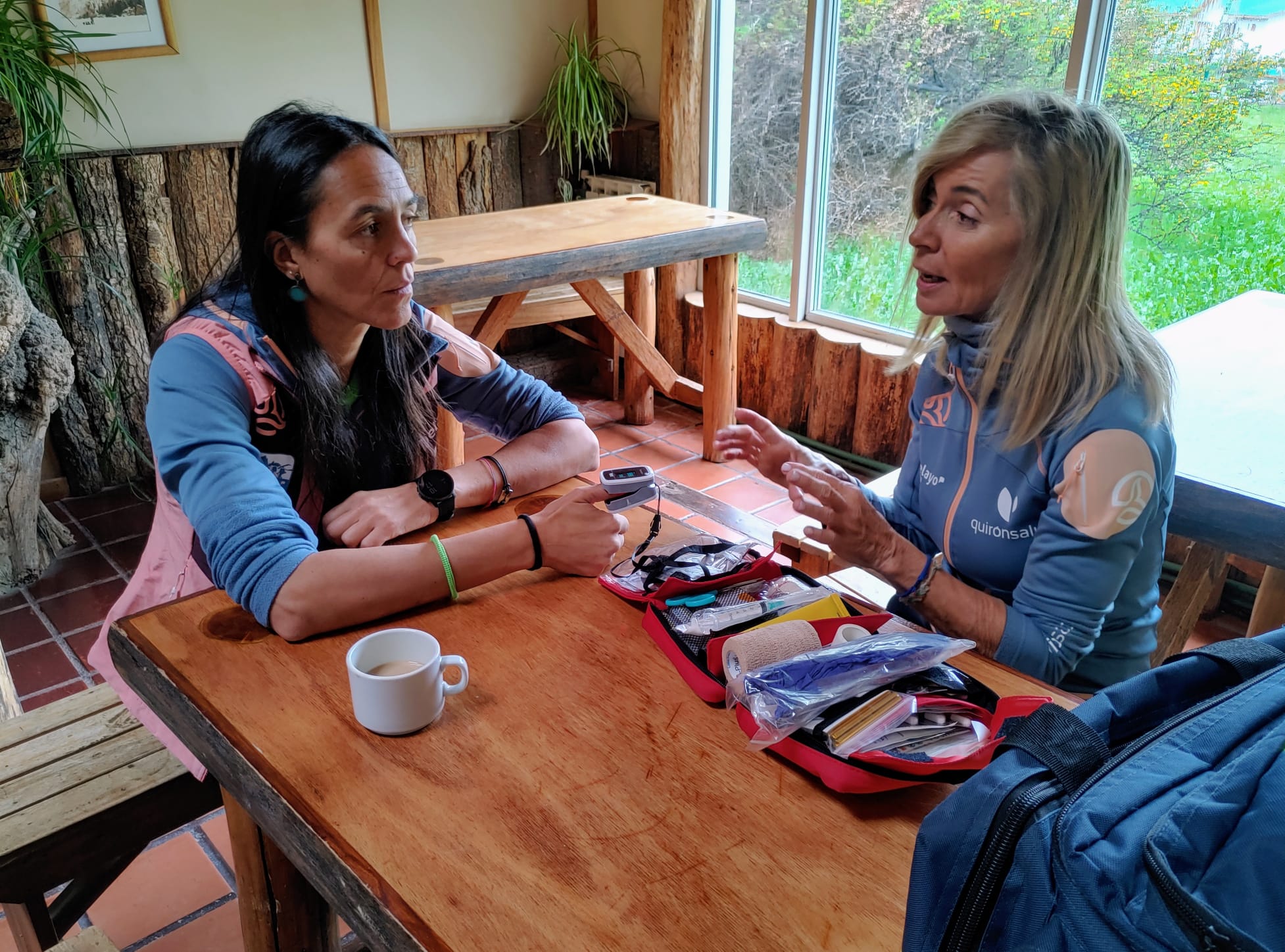 La directora deportiva Rocío Monteoliva (a la izda.), recibe instrucciones de la responsable médico del Reto Pelayo, Marga Moreno.