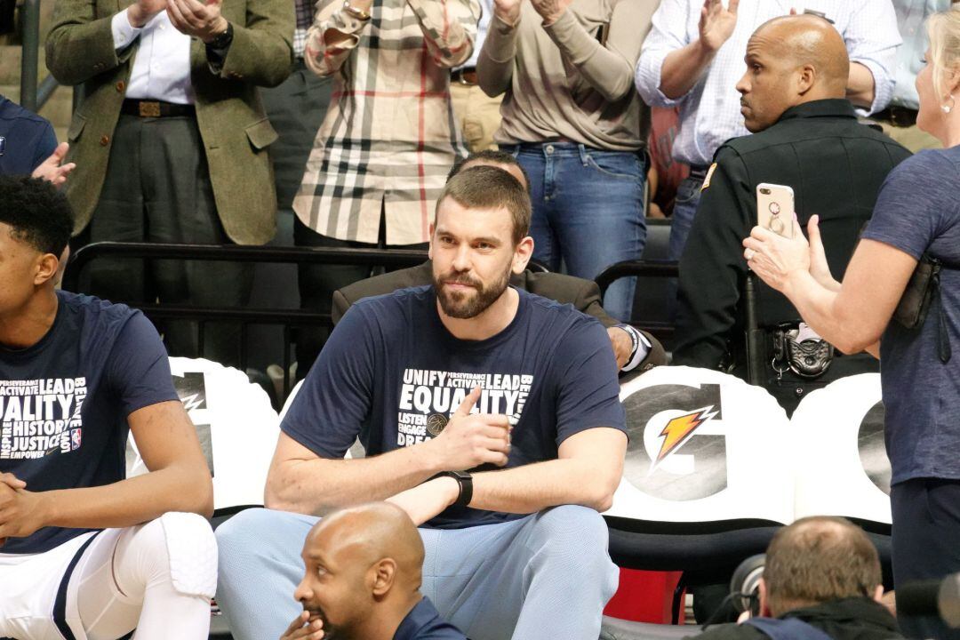 Marc Gasol es ovacionado en su último partido en Memphis como jugador de los Grizzlies.