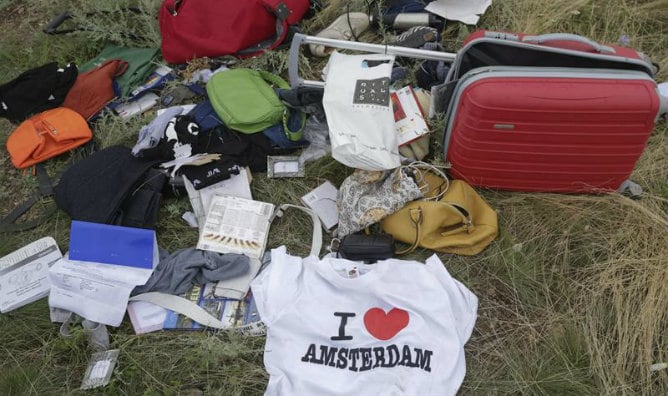 Vista del equipaje de algunos pasajeros del avión Boeing 777 del vuelo MH 17