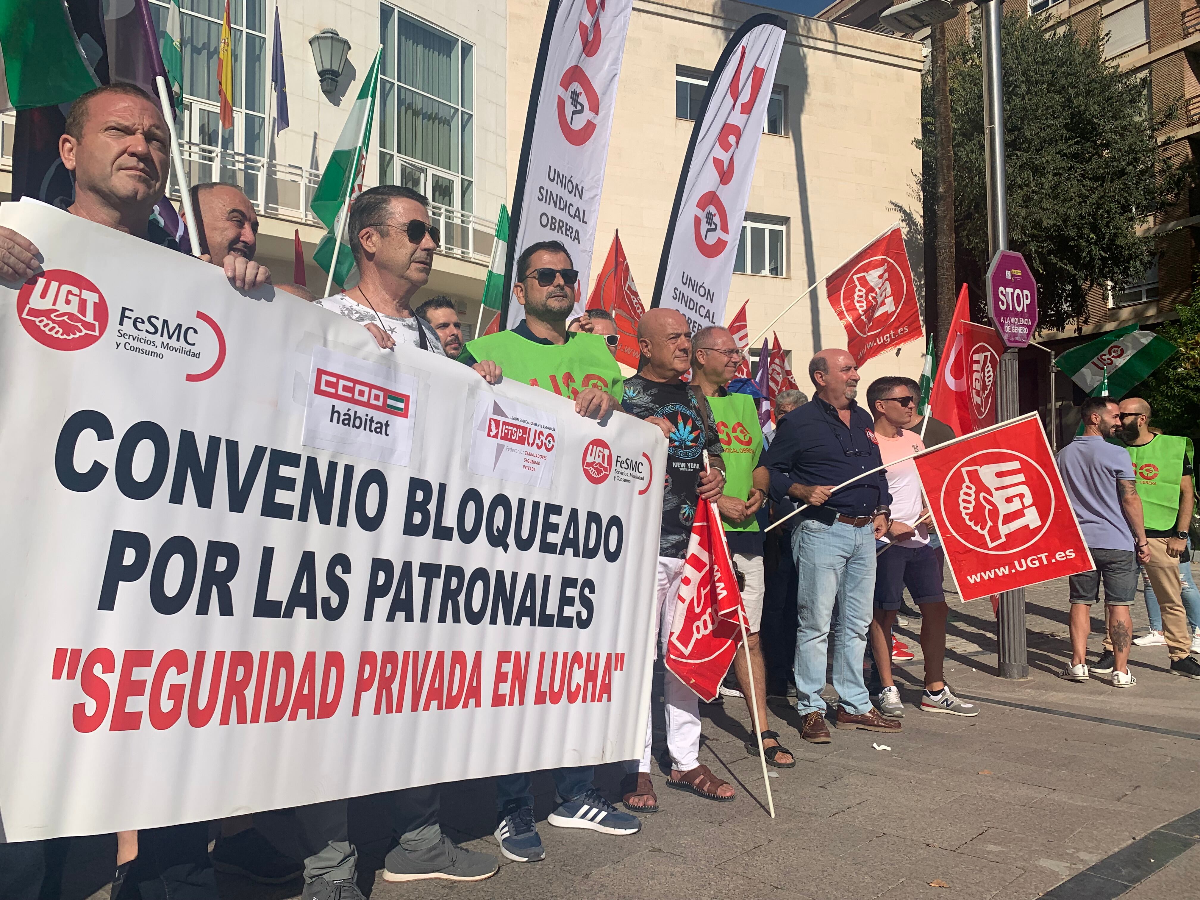 Asistentes a la protesta del sector de la seguridad privada en Jaén.