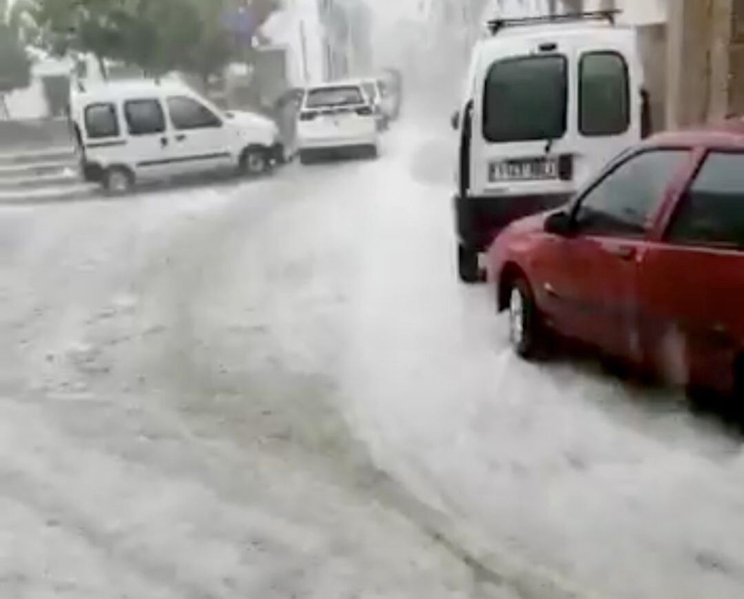 La fuerte corriente de agua en una calles del municipio malagueño