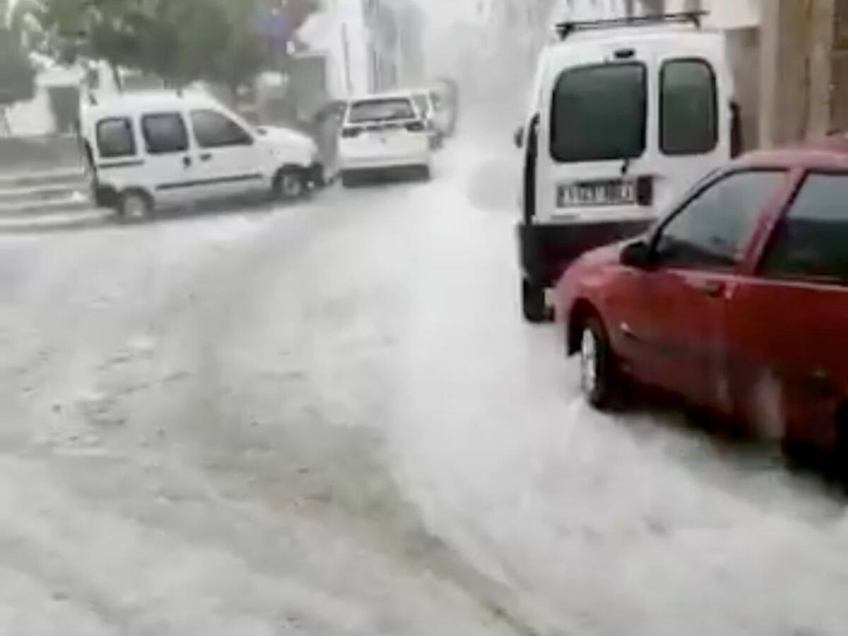 Una tromba de agua descarga sobre Antequera y sorprende a los vecinos