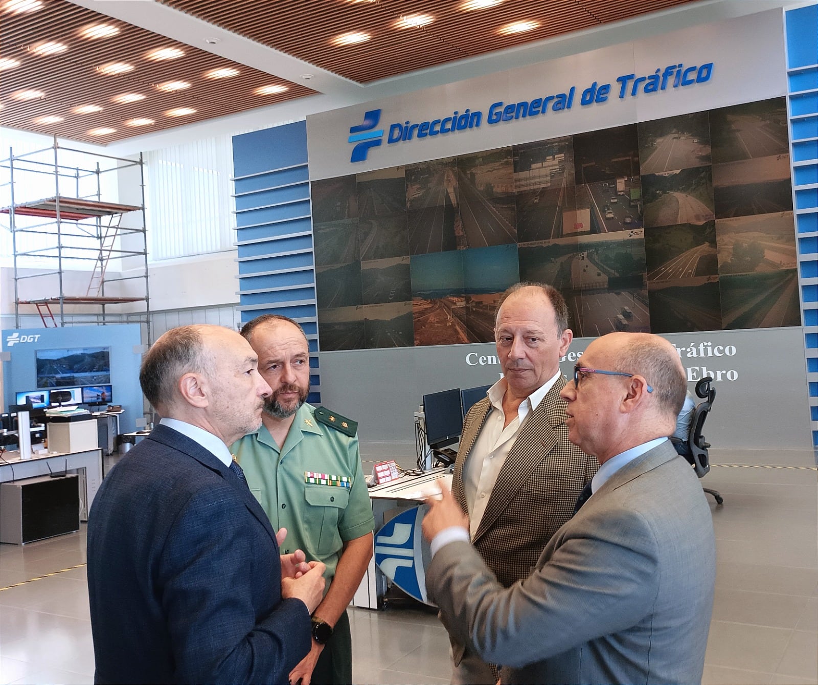 Los responsables de la DGT explican al Delegado de Gobierno (a la izquierda) la operación salida que comienza esta tarde