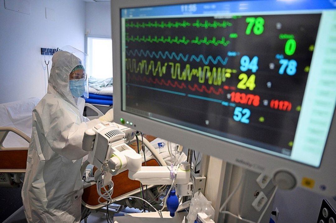 Una sanitaria contralando la evolución de un paciente.