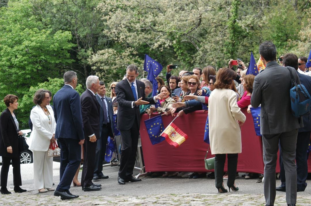 Felipe VI saluda a su llegada a los vecinos de la comarca de la Vera e invita al Secretario General del Consejo de Europa a saludar también a los vecinos