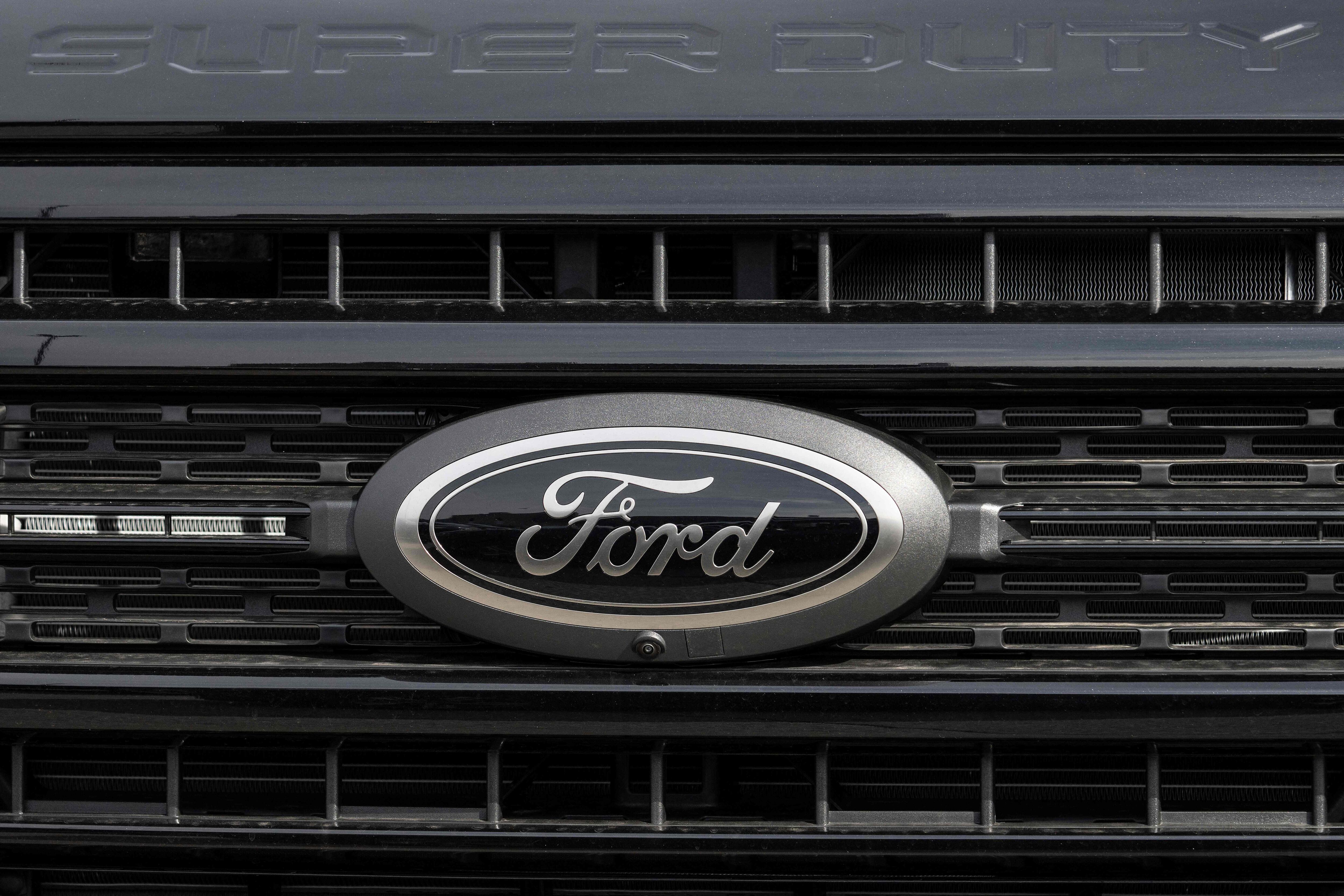 El emblema de Ford, que volverá a la F1 en 2026. (Photo by Jim WATSON / AFP) (Photo by JIM WATSON/AFP via Getty Images)