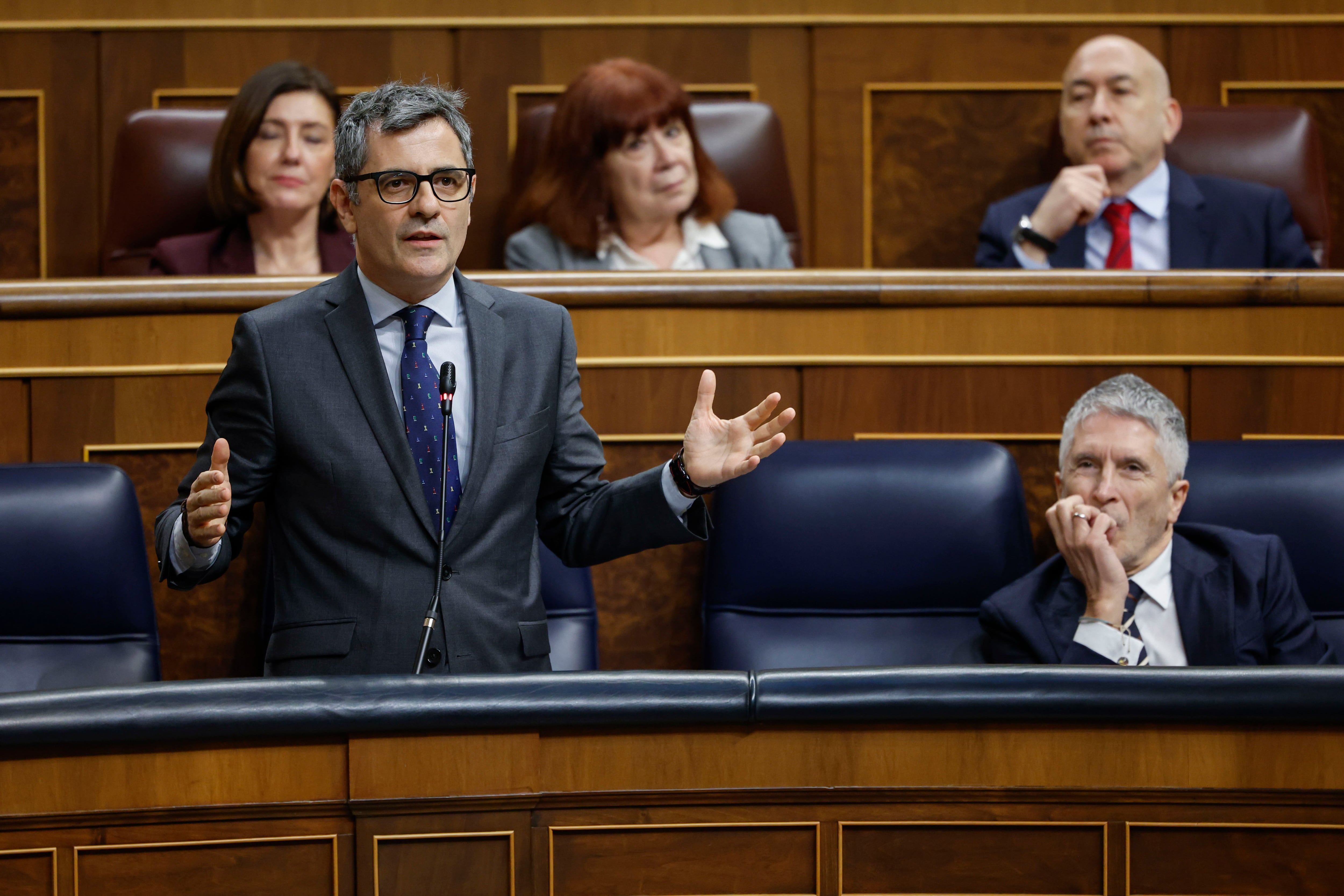 MADRID, 11/02/2026.- El ministro de Presidencia, Félix Bolaños (i), interviene durante la sesión de Control en el pleno del Congreso, este miércoles. EFE/Mariscal
