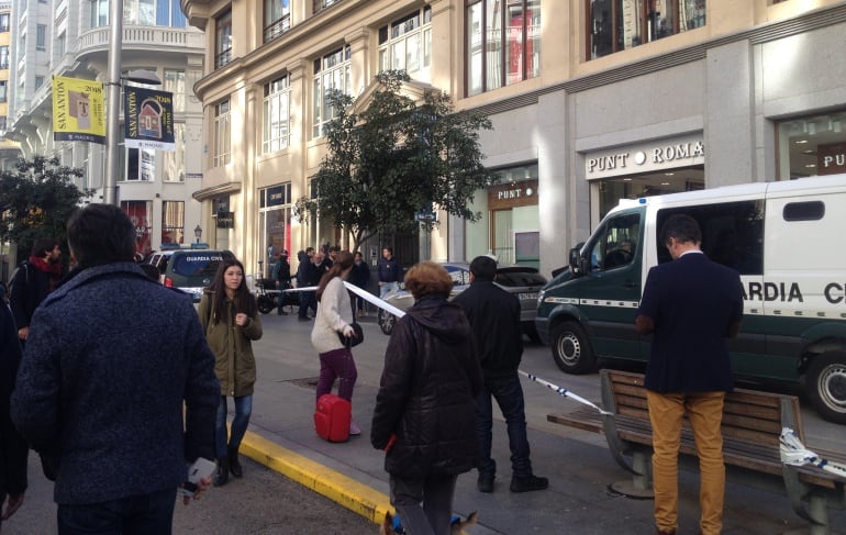 Efectivos de la Guardia Civil durante el registro del &aacute;tico en Gran V&iacute;a 