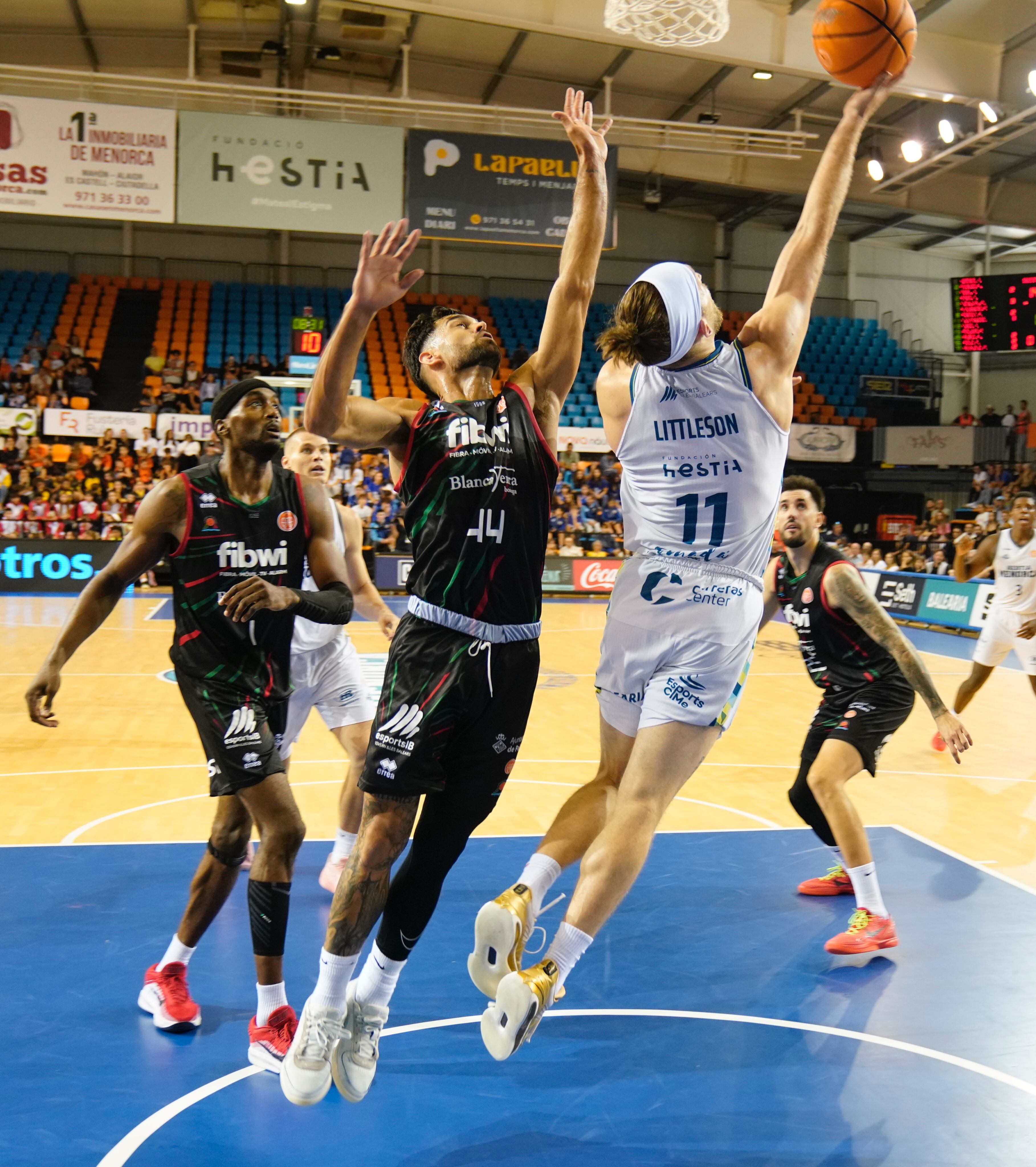 Els atacs de l'Hestia es topaven una vegada i una altra amb la gran defensa del Fibwi.