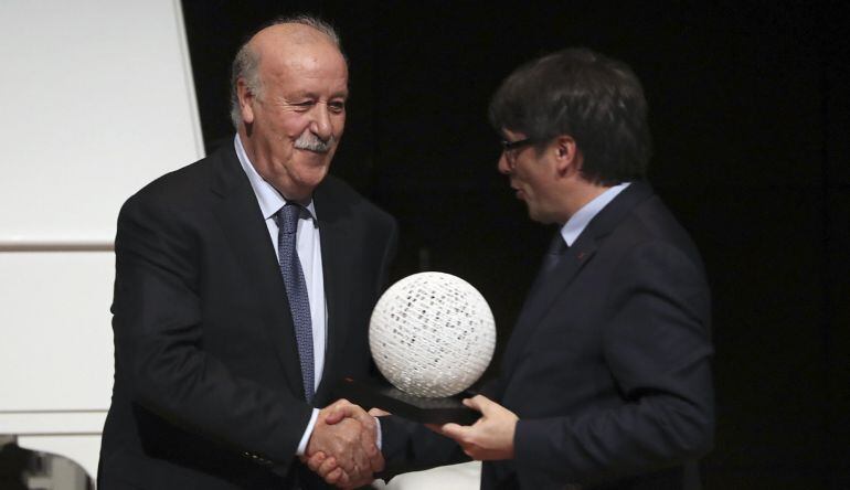 Del Bosque estrecha la mano con Carles Puigdemont, presidente de la Generalitat