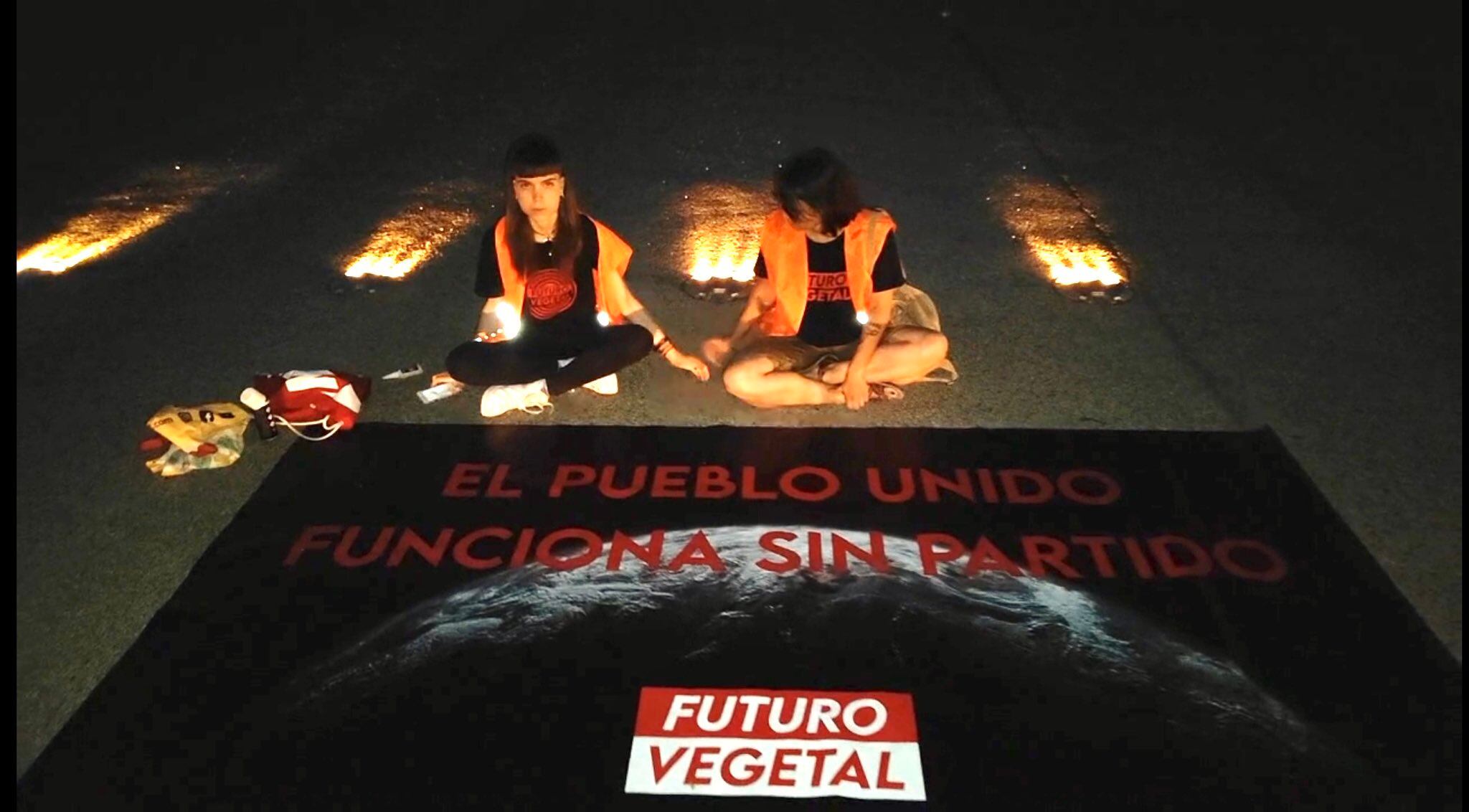 Activistas del grupo Futuro Vegetal se cuelan en una pista de aterrizaje del aeropuerto de Barajas