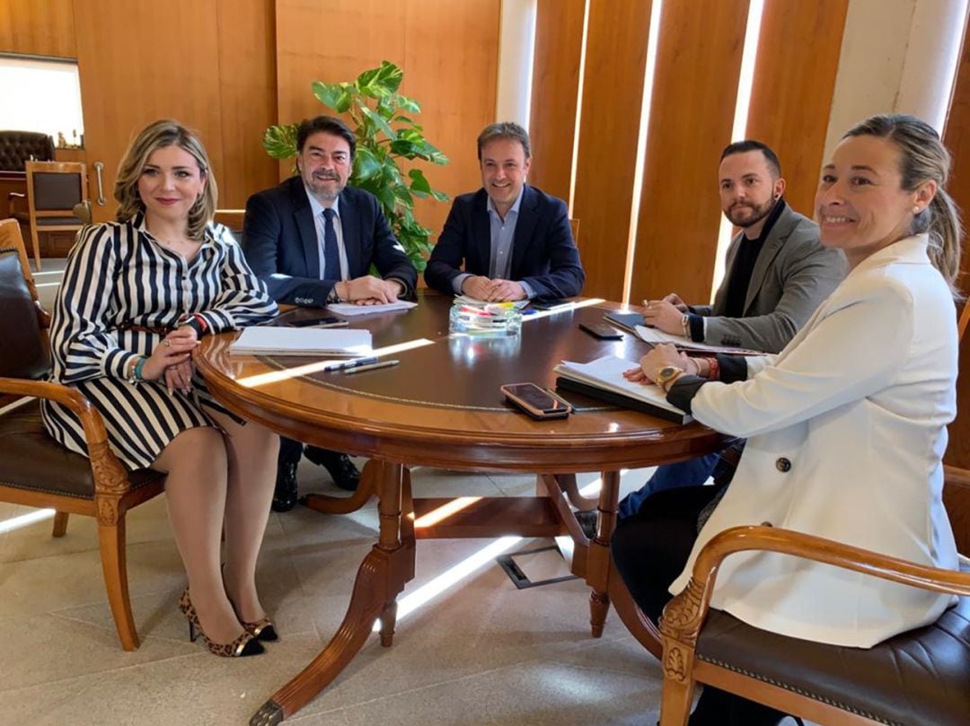 Imagen de la reunión entre el equipo de gobierno y representantes de Compromís