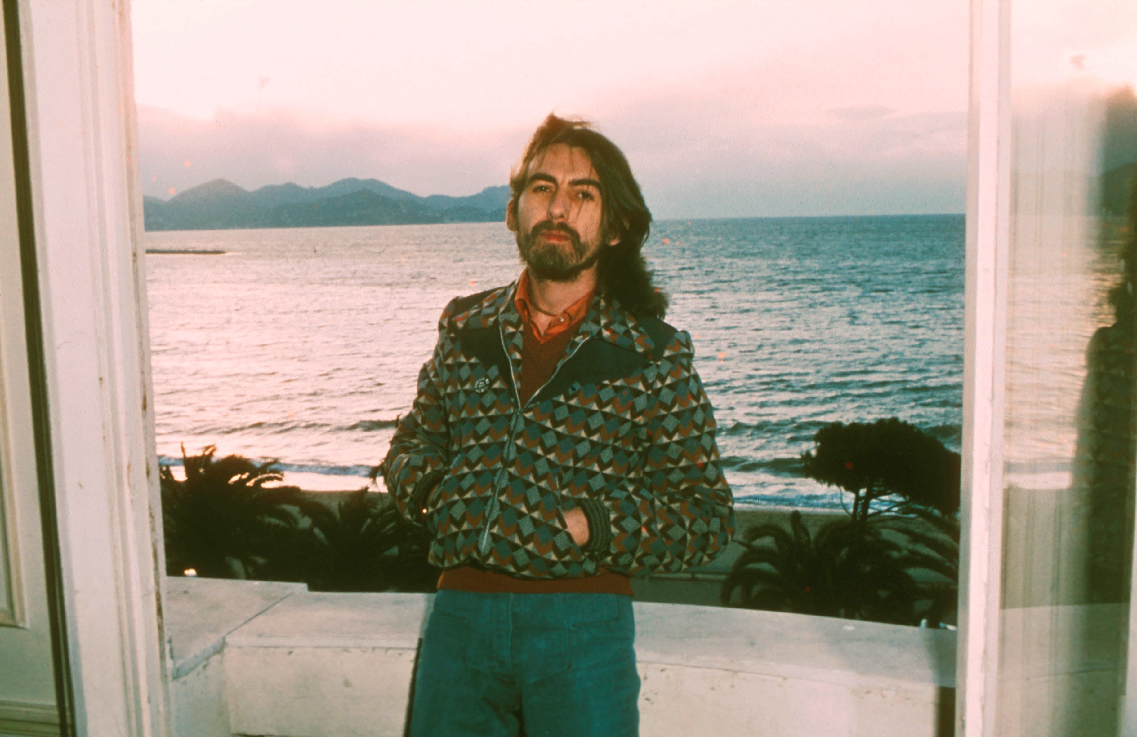 George Harrison posa en un hotel de Cannes en enero de 1976