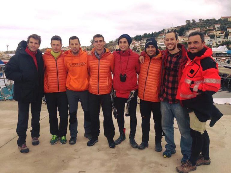 Julio Latorre y Enrique Rodríguez, bomberos de Sevilla, junto a otros compañeros voluntarios en Lesbos