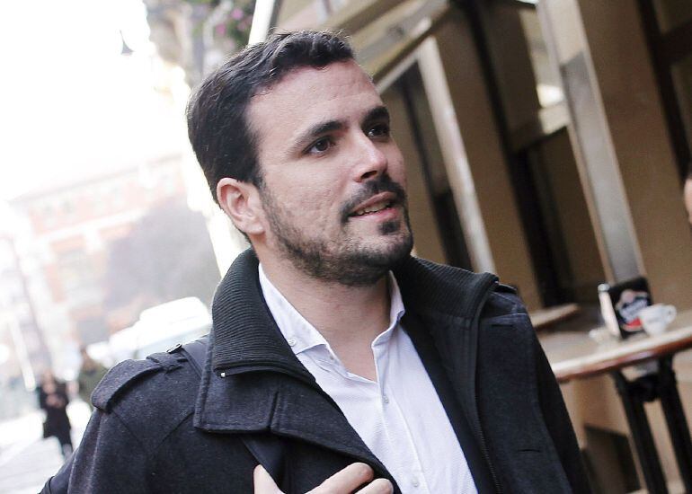 Foto de archivo del candidato de IU-Unidad Popular a la Presidencia del Gobierno, Alberto Garzón, durante una visita por las calles de Pamplona.