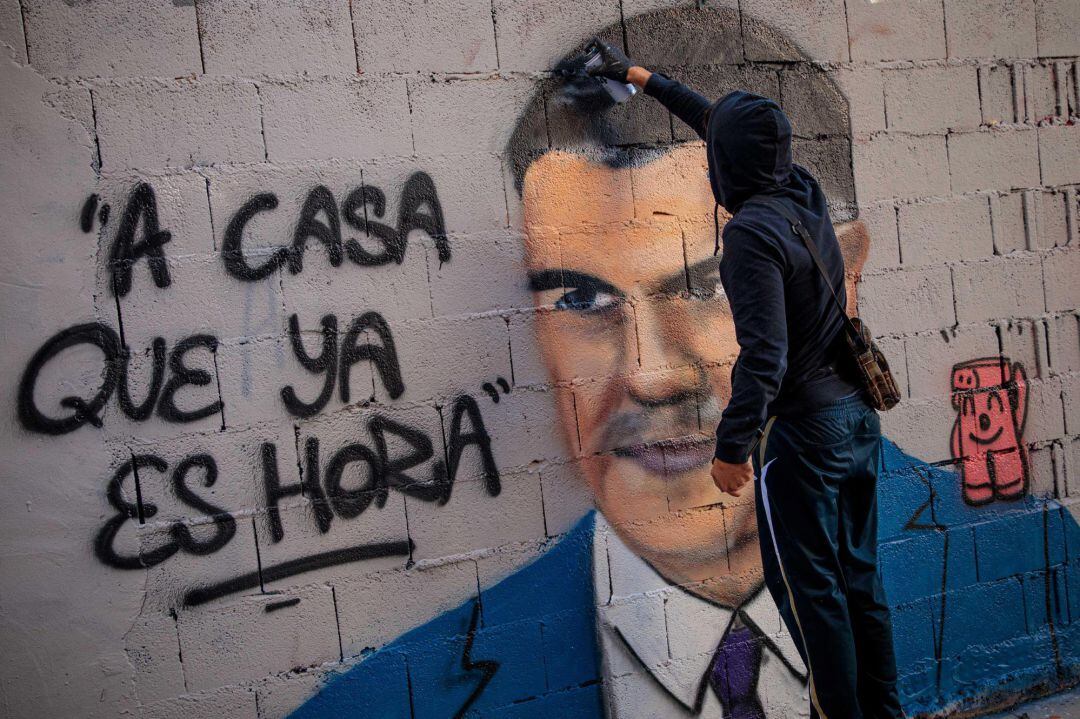 El artista urbano J.Warx realiza una pintura mural donde aparece el presidente del Gobierno, Pedro Sánchez, bajo la frase “A casa que ya es hora”, sacada de un tuit suyo de 2012 y que se ha viralizado estos días en las redes sociales al ser interpretada como una predicción del toque de queda decretado por el Gobierno debido a la pandemia del coronavirus