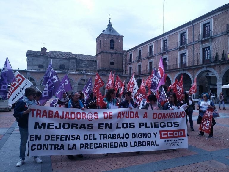 Los trabajadores se concentraron ante las puertas del Ayuntamiento y la Diputación