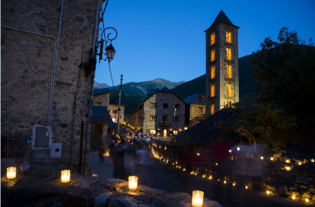 Per la nit de la llum s'encenen més de 10.000 espelmes.