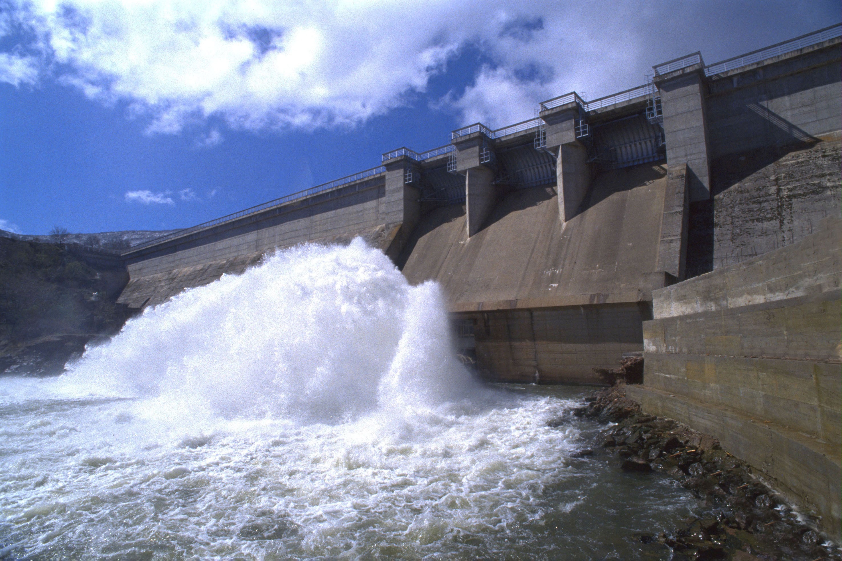 Presa de Pinilla vertiendo por el desagüe de fondo