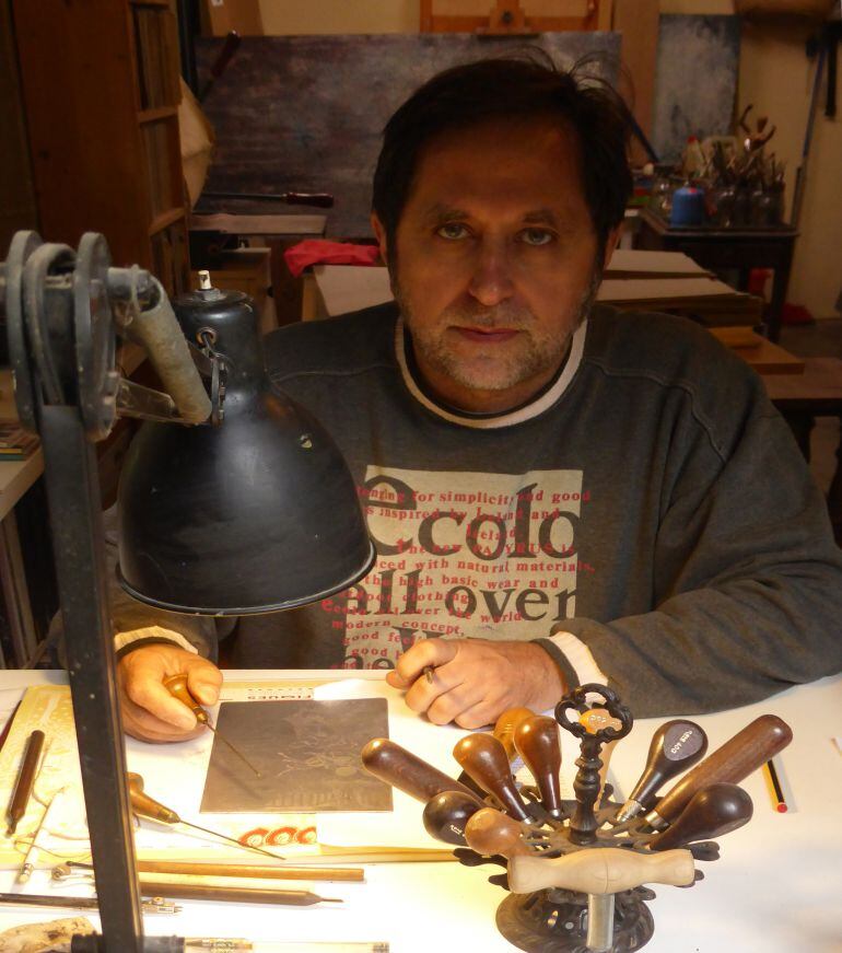 El artista de Pedreguer, Ramón Pérez Carrió en su taller trabajando en la creación del Premio Especial Comarcal Pepe Miralles, de Radio Dénia Cadena SER.