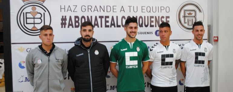 La nueva equipación se ha presentado en la tienda del Conquense en el CC El Mirador.