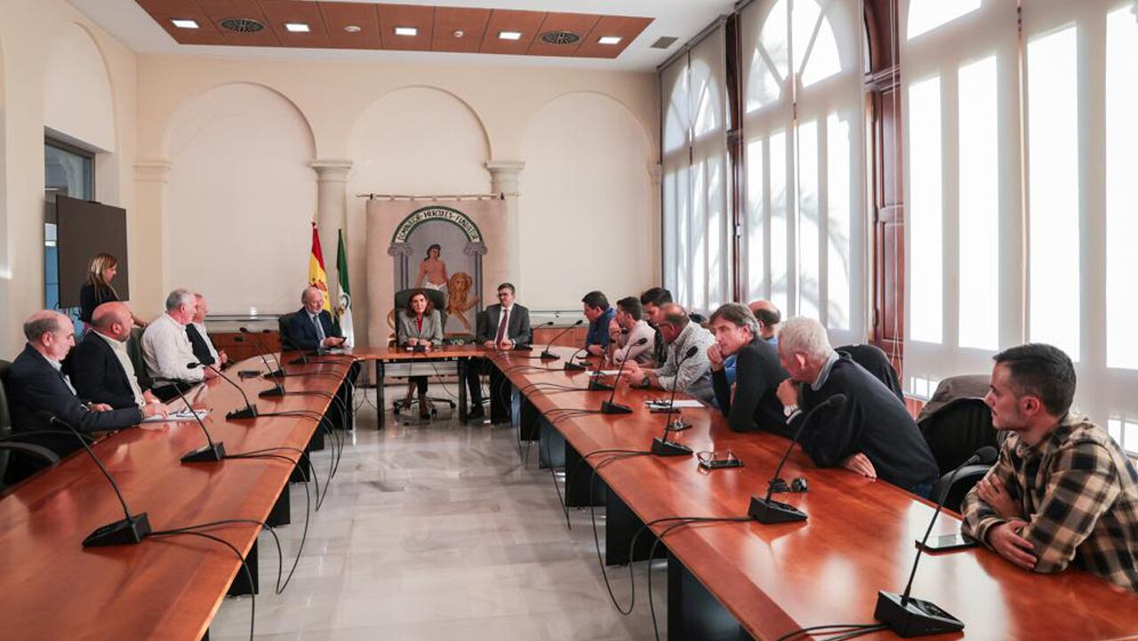 Firma del convenio colectivo del campo para la provincia de Granada en la sede de la Junta