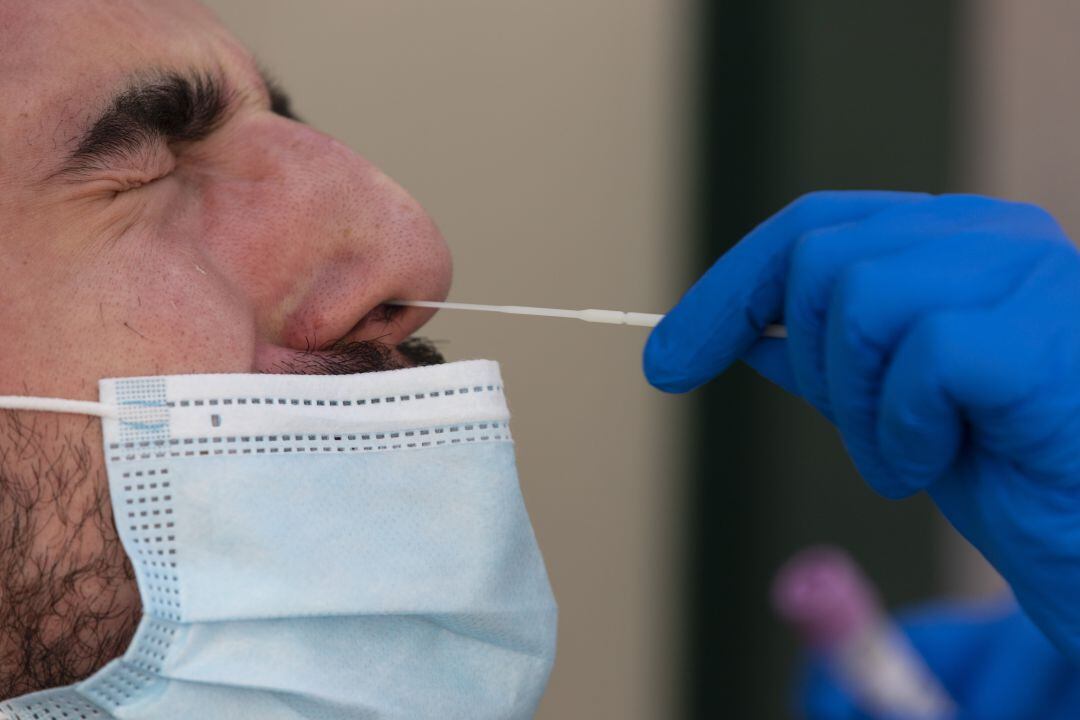 Un joven sometiéndose a una prueba PCR. 