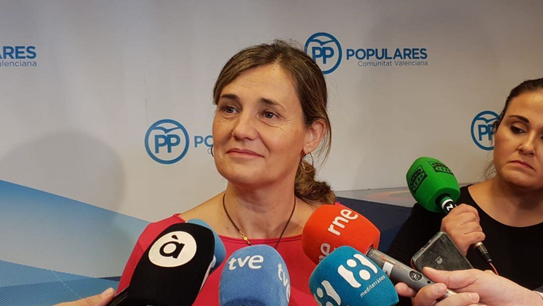 La vicesecretaria general del Partido Popular de la Comunitat Valenciana, Elena Bastidas, atiende a los medios en imagen de archivo