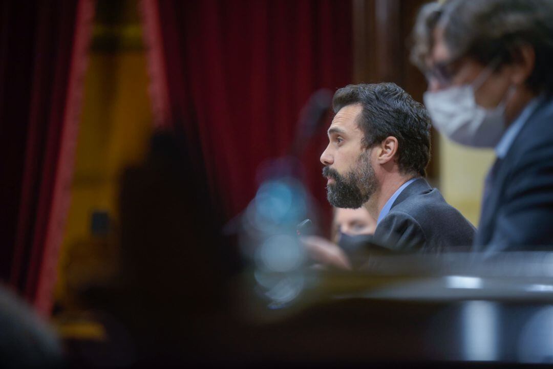Roger Torrent es dirigeix al ple del Parlament