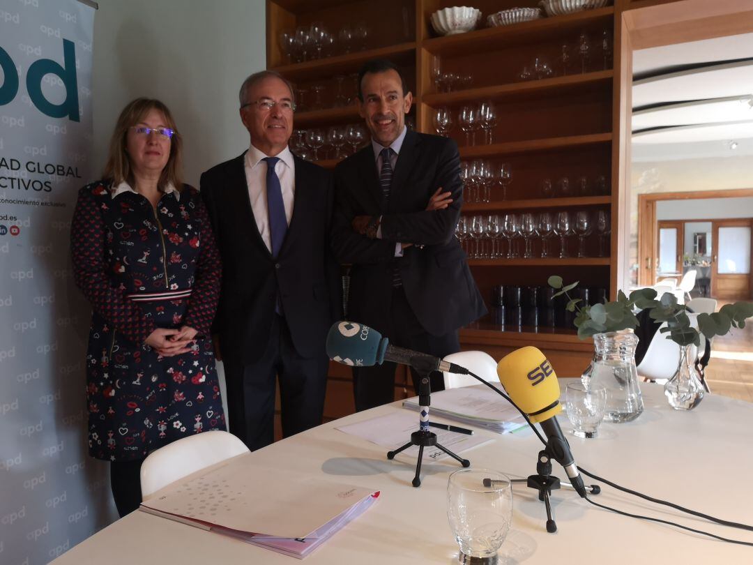 La directora de innovación de la Consejeria de Educación junto al presidente de APD y el director de la zona norte en la presentación del nuevo Plan Solidario.