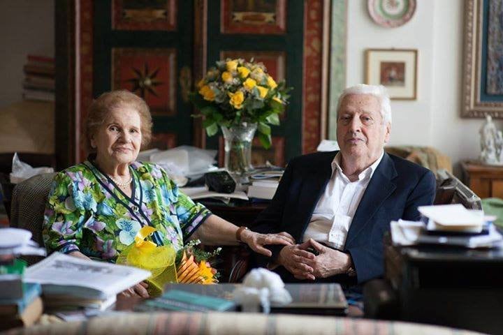 Fotografía sin fechar del partisano italiano Mario Fiorentini (d), junto a su esposa. Fiorentini, el partisano más condecorado por su lucha contra el fascismo y el nazismo durante la II Guerra Mundial, este martes a los 103 años de edad.