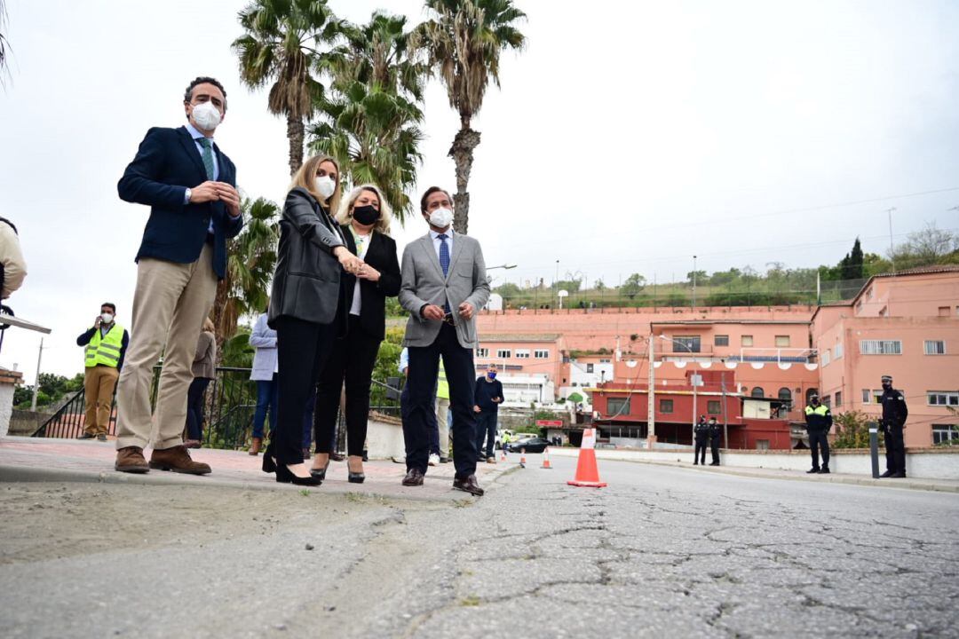 La consejera de Fomento, Marifrán Carazo, visita junto con la alcaldesa de Almuñécar, Trinidad Herrera, las obras del tramo de la A- 4050 a su paso por Torrecuevas