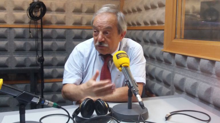 Wenceslao López, alcalde de Oviedo, en los estudios de Radio Asturias-SER