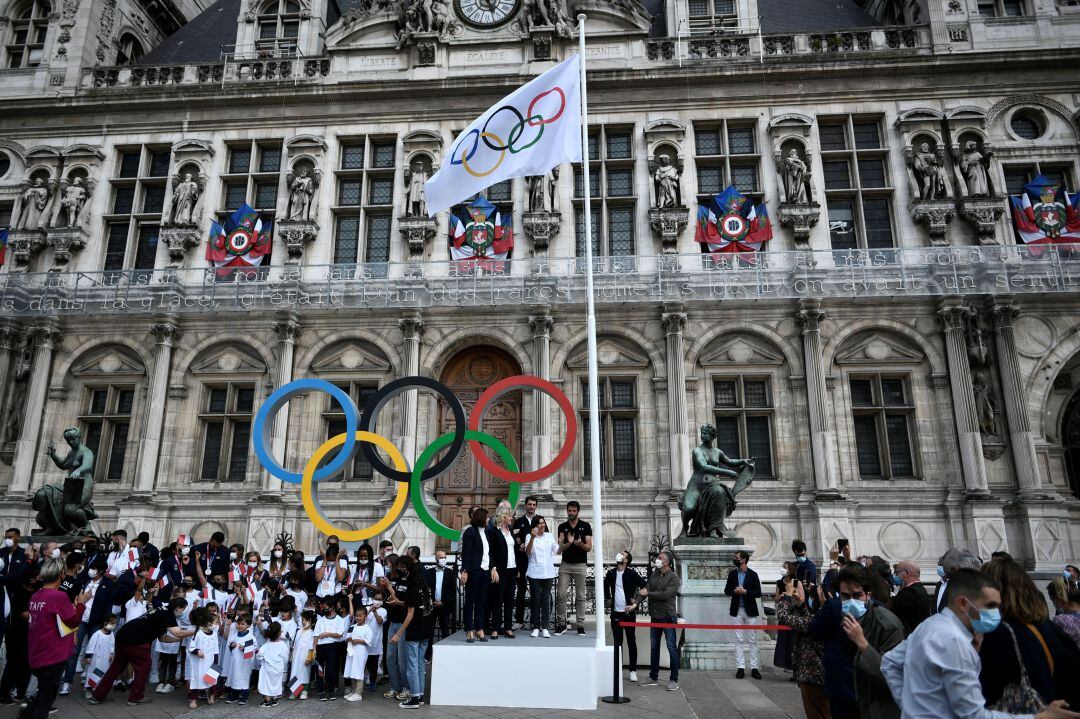 La bandera olímpica ya ondea en París