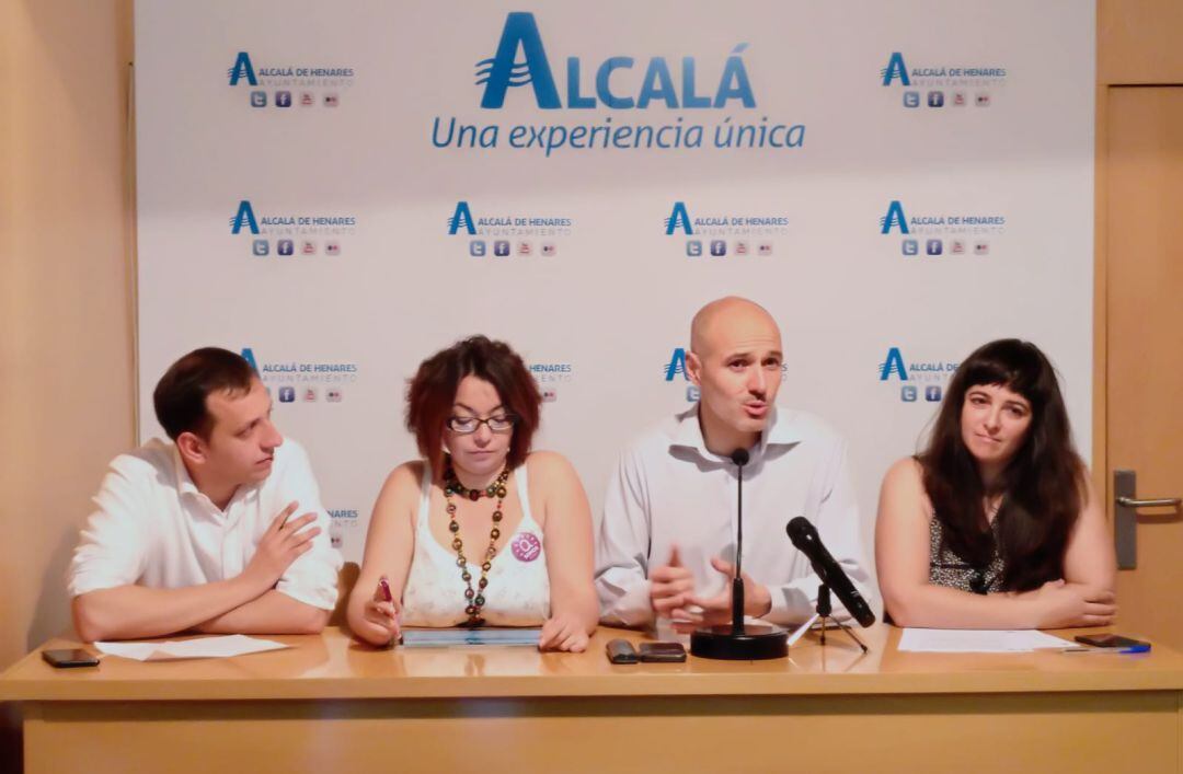 Los concejales de Somos Alcalá Jesús Abad, Laura Martín, Alberto Egido y Brianda Yáñez, este martes, durante la rueda de prensa en el Ayuntamiento complutense.