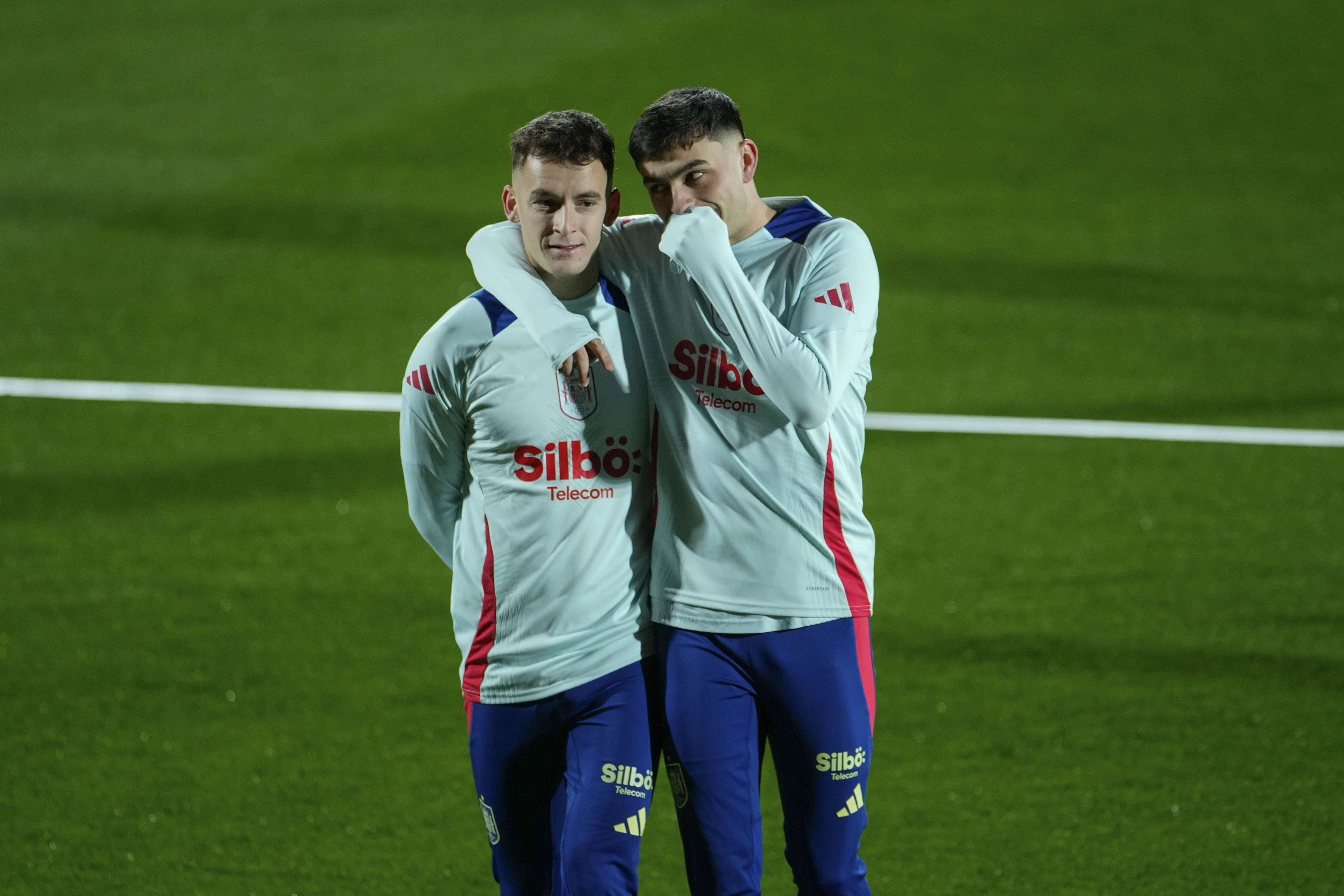 LAS ROZAS (MADRID), 12/11/2024.- Los jugadores de la selección española de fútbol Pedri (d) y Marc Casadó, durante el entrenamiento que han realizado hoy martes en La Ciudad del Fútbol de Las Rozas preparatorio para los próximos encuentro de la Liga de Naciones. EFE / Borja Sánchez-Trillo.
