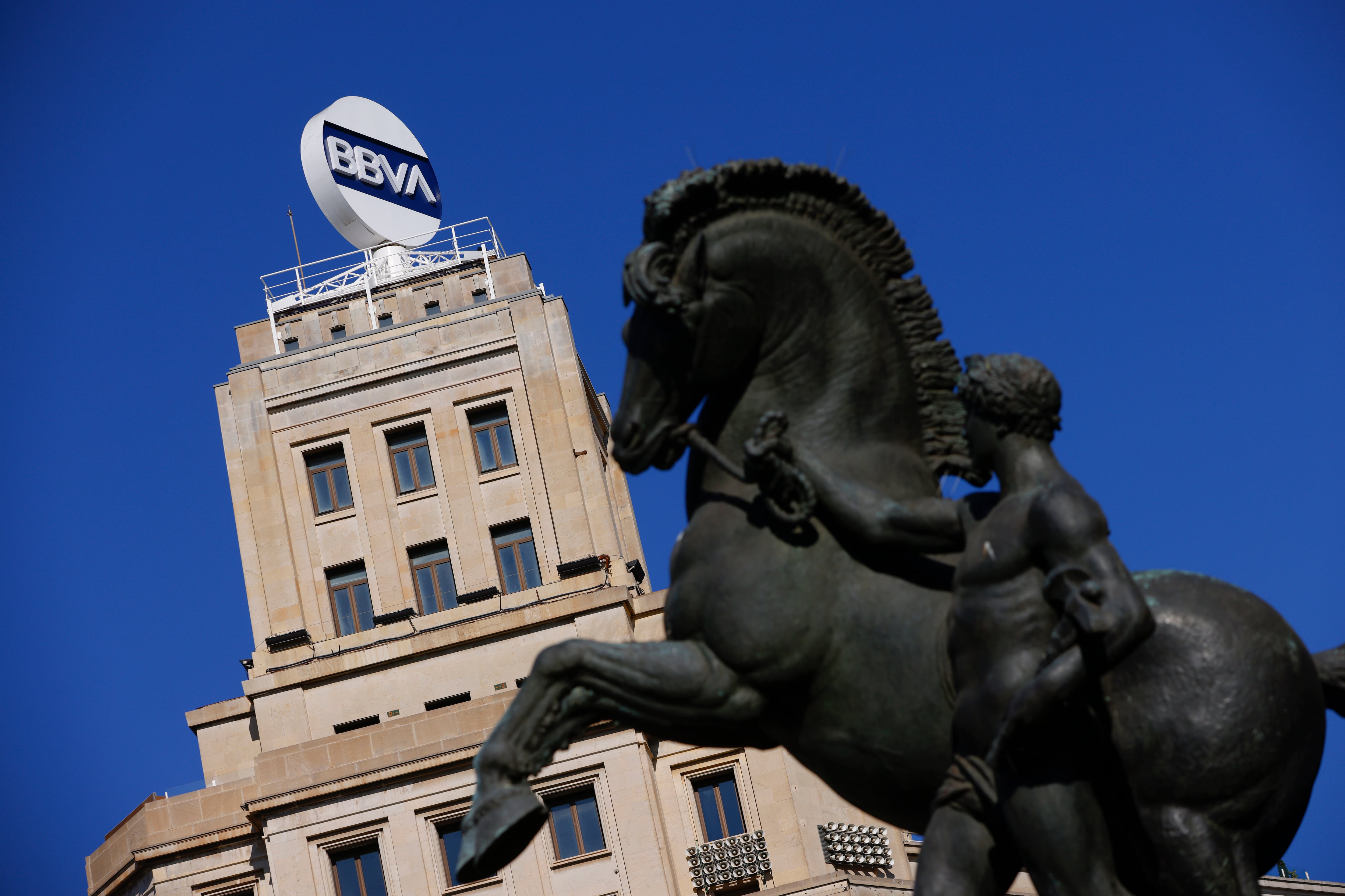 Vista de la antigua sede del BBVA en la Plaza de Cataluña de Barcelona. EFE/Quique García