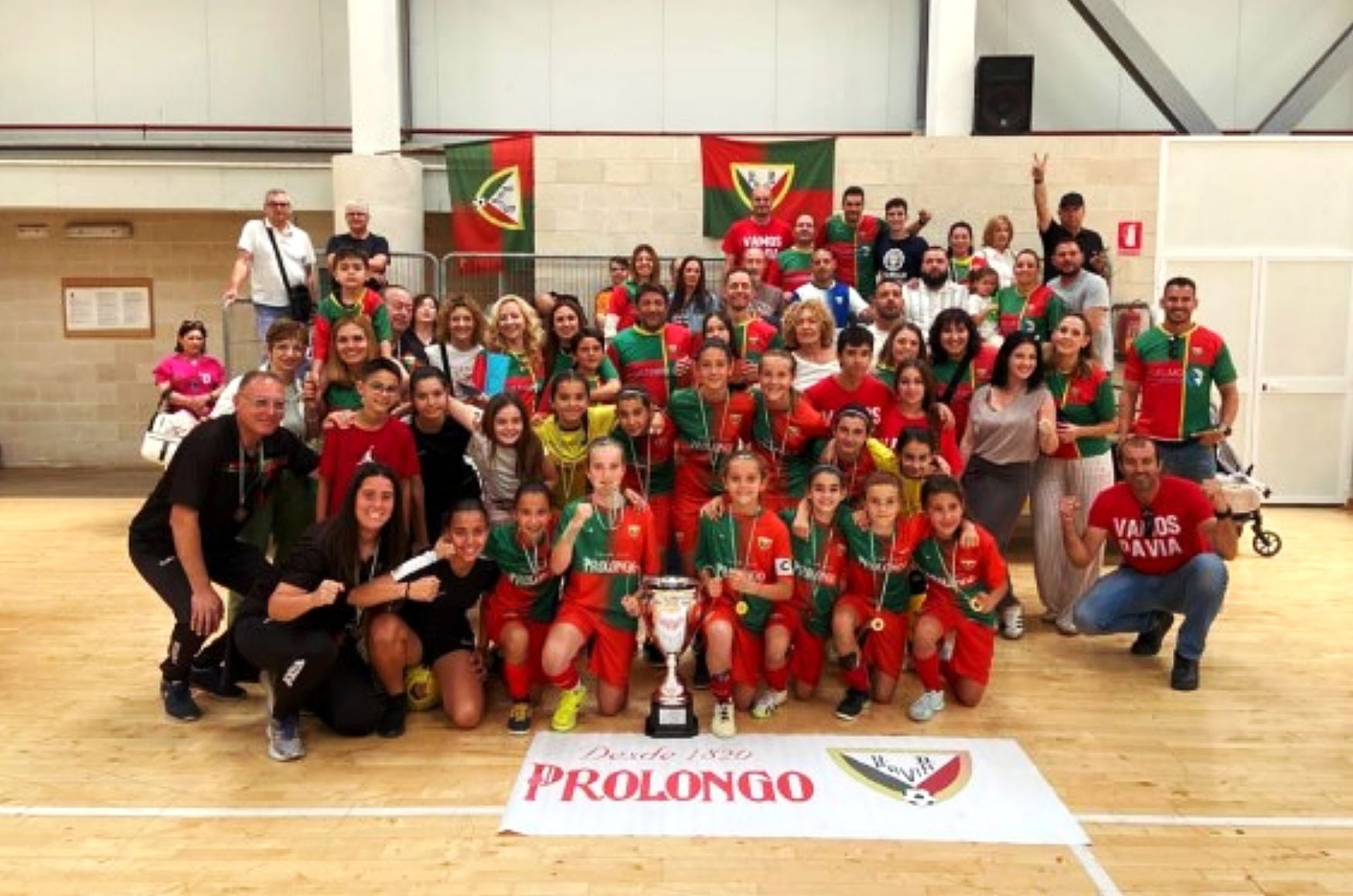 Toda la familia del Pavía femenino alevín.