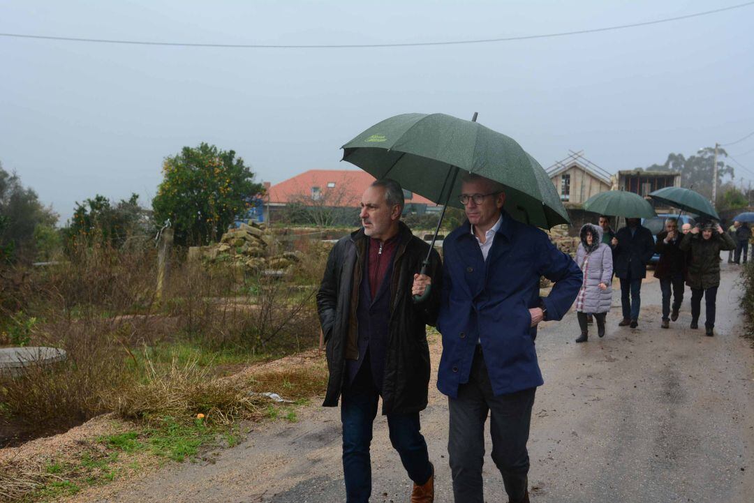 El delegado de la Xunta en Pontevedra, José Manuel Cores Tourís, y el vicepresidente autonómico, Alfonso Rueda, visitando la &#039;zona cero&#039; de Paramos en Tui. 