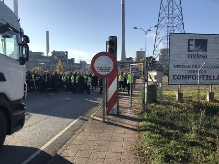 Los camiones esperan a las puertas de la central